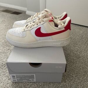 Nike Air Force 1 '07 Next Nature - Cream/Red